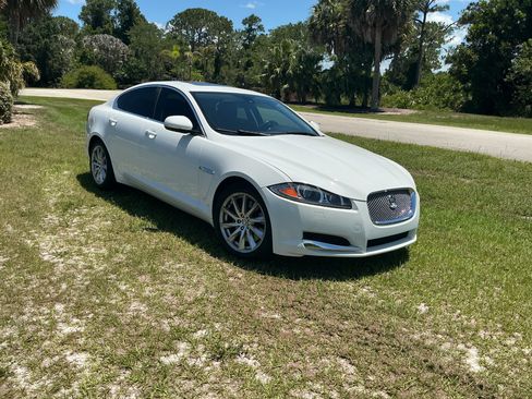 Used 2013 Jaguar XF RWD image 12