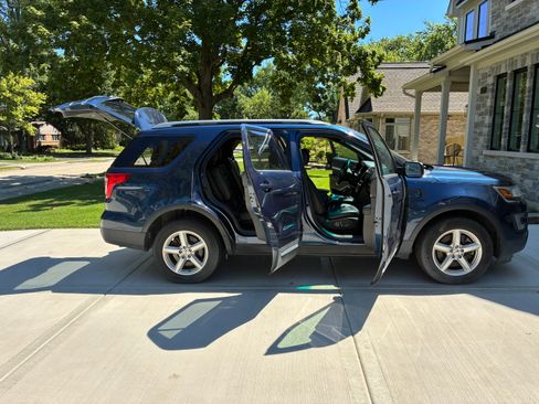 Used 2016 Ford Explorer XLT w/ Equipment Group 202A AWD/4WD image 24