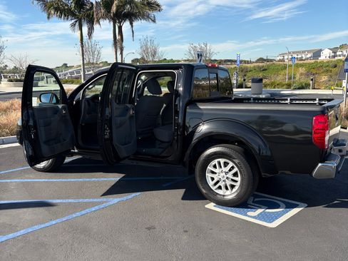 Used 2016 Nissan Frontier SV image 2
