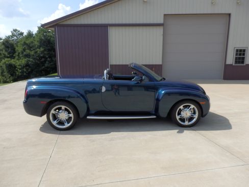 Used 2005 Chevrolet SSR w/ Preferred Equipment Group RWD image 8