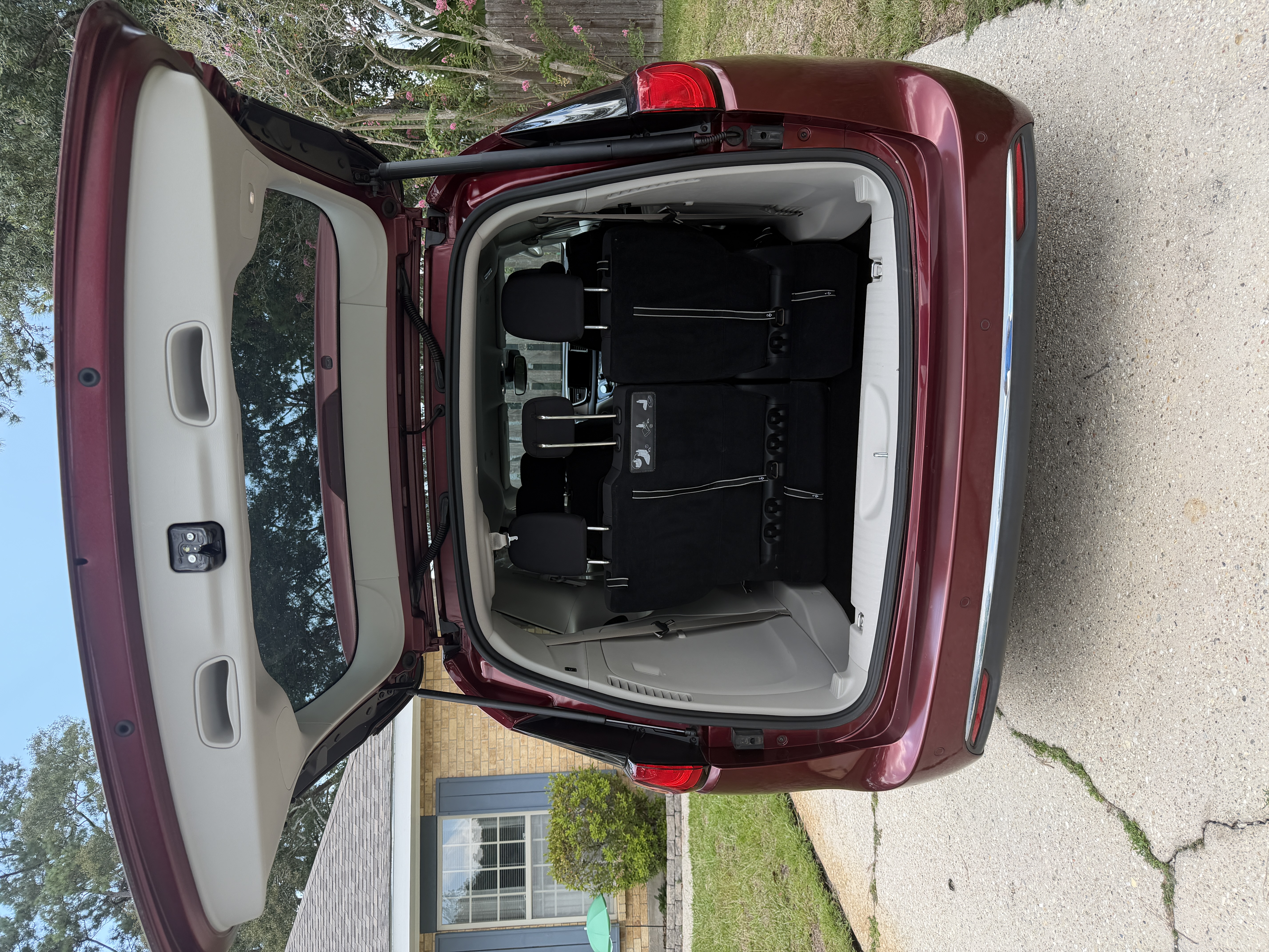 Used 2019 Chrysler Pacifica Touring Plus w/ Advanced Safetytec Group FWD image 9