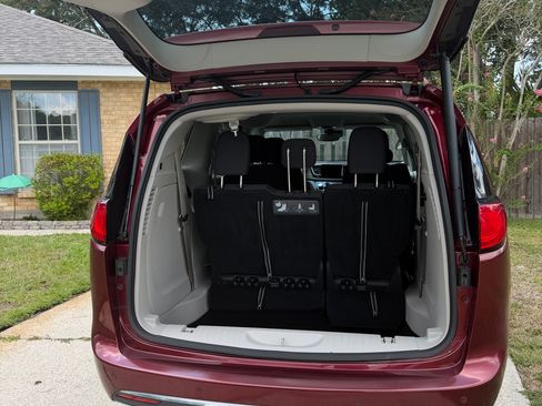 Used 2019 Chrysler Pacifica Touring Plus w/ Advanced Safetytec Group FWD image 9