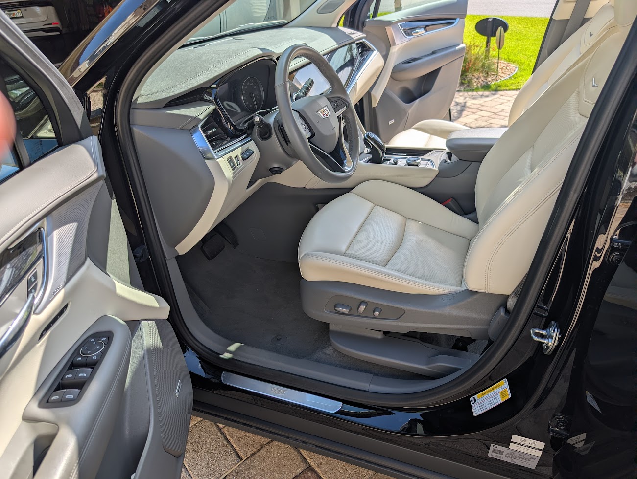 Used 2025 Cadillac XT6 Premium Luxury w/ Technology Package FWD image 10