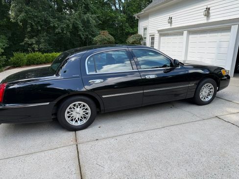 Used 1998 Lincoln Town Car Signature RWD image 4