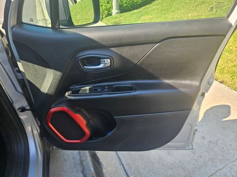 Used 2016 Jeep Renegade Trailhawk w/ Premium Trailhawk Package image 6