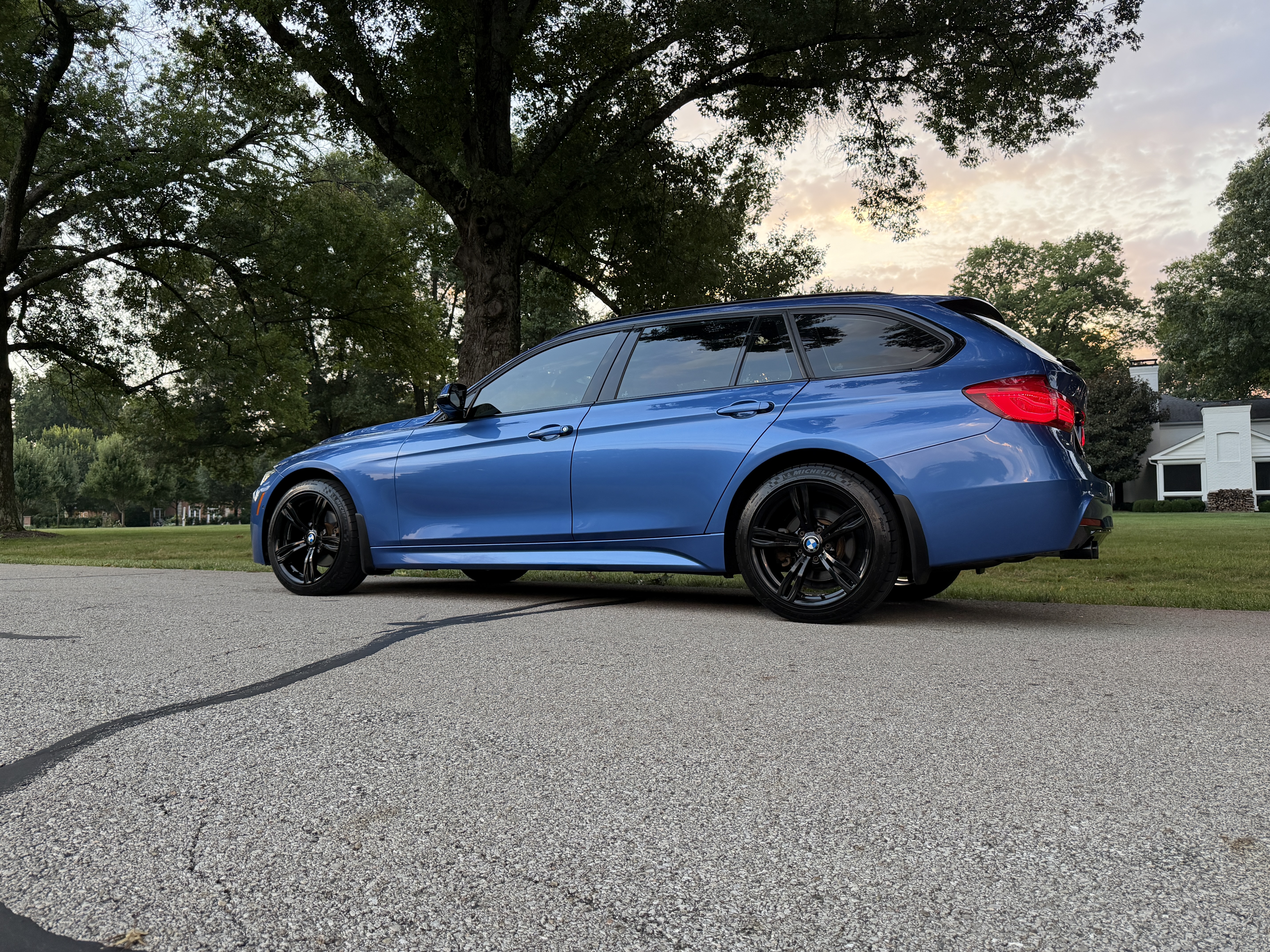 Used 2018 BMW 330i xDrive Wagon AWD/4WD image 2