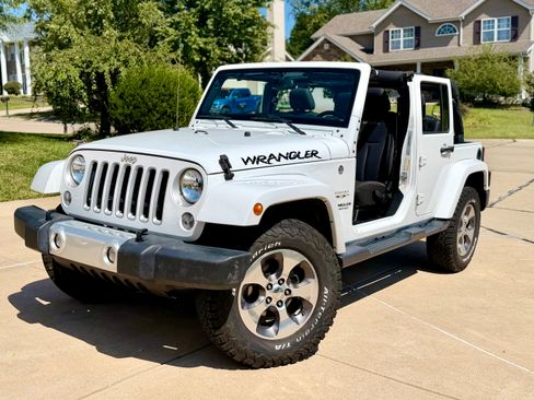 Used 2017 Jeep Wrangler Unlimited Sahara w/ Connectivity Group AWD/4WD image 9