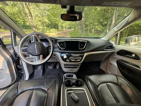 Used 2020 Chrysler Pacifica Limited w/ Advanced Safetytec Group FWD image 11