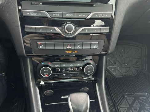 Used 2018 INFINITI QX30 Premium image 12