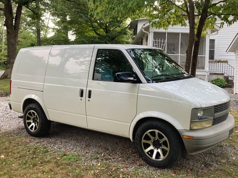 Used 2005 Chevrolet Astro RWD image 2