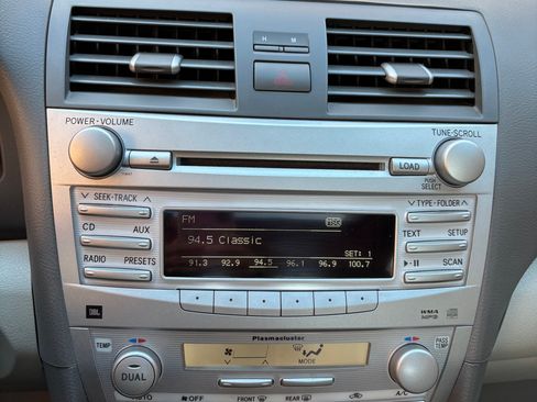 Used 2011 Toyota Camry XLE image 10