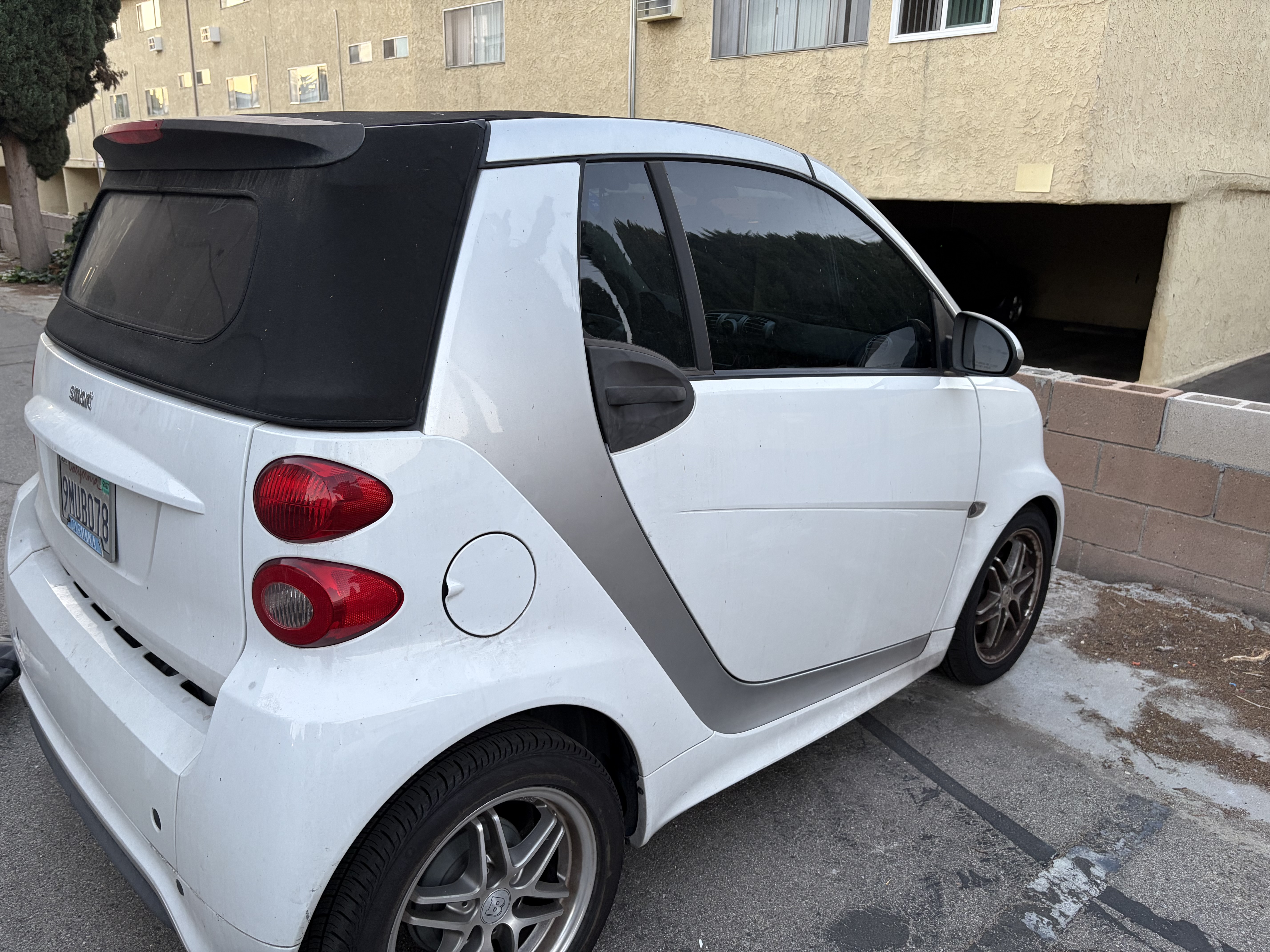 Used 2015 smart fortwo passion RWD image 2