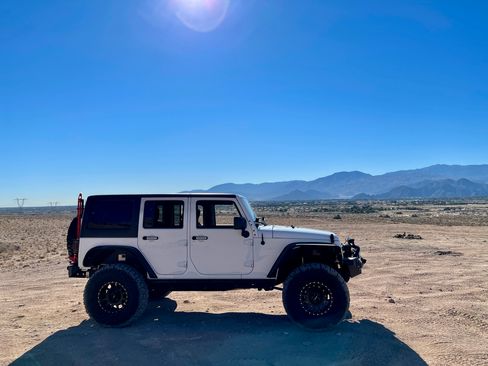Used 2017 Jeep Wrangler Unlimited Sahara w/ Connectivity Group AWD/4WD image 2