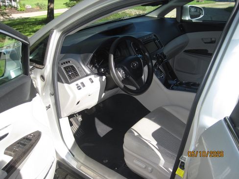Used 2013 Toyota Venza LE w/ LE Convenience Pkg FWD image 17