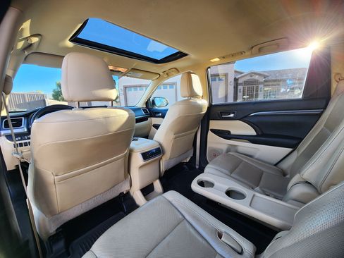 Used 2014 Toyota Highlander Limited image 10
