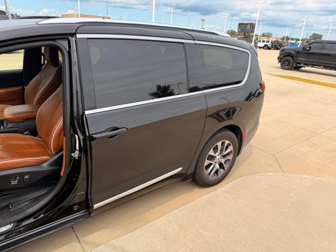 Used 2025 Chrysler Pacifica Pinnacle FWD image 8