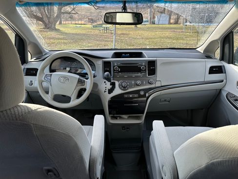 Used 2012 Toyota Sienna LE image 11