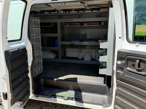 Used 2016 Chevrolet Express 2500 RWD image 9