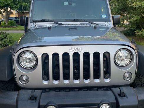 Used 2018 Jeep Wrangler Unlimited Rubicon w/ Connectivity Group AWD/4WD image 5