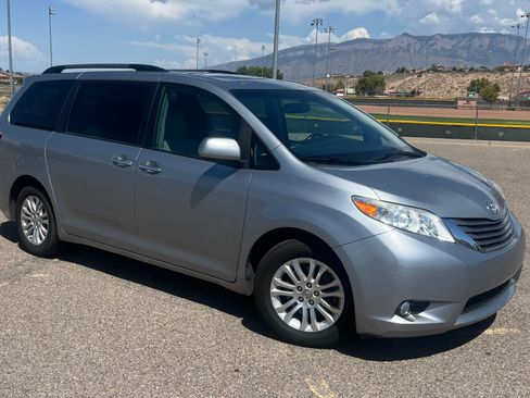 Used 2017 Toyota Sienna XLE FWD image 1