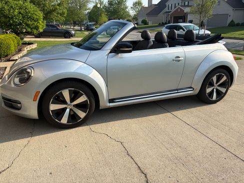 Used 2013 Volkswagen Beetle 2.0T image 9