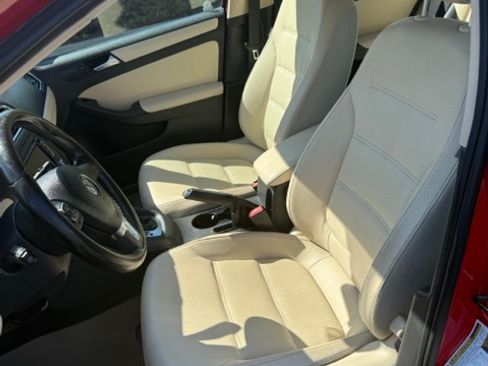 Used 2012 Volkswagen Jetta SE FWD image 2