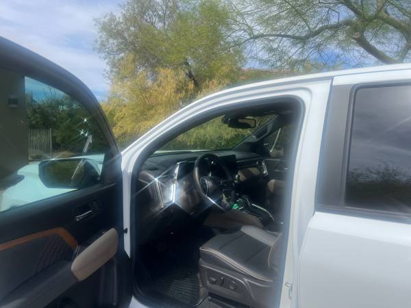 Used 2024 GMC Canyon Denali AWD/4WD image 6