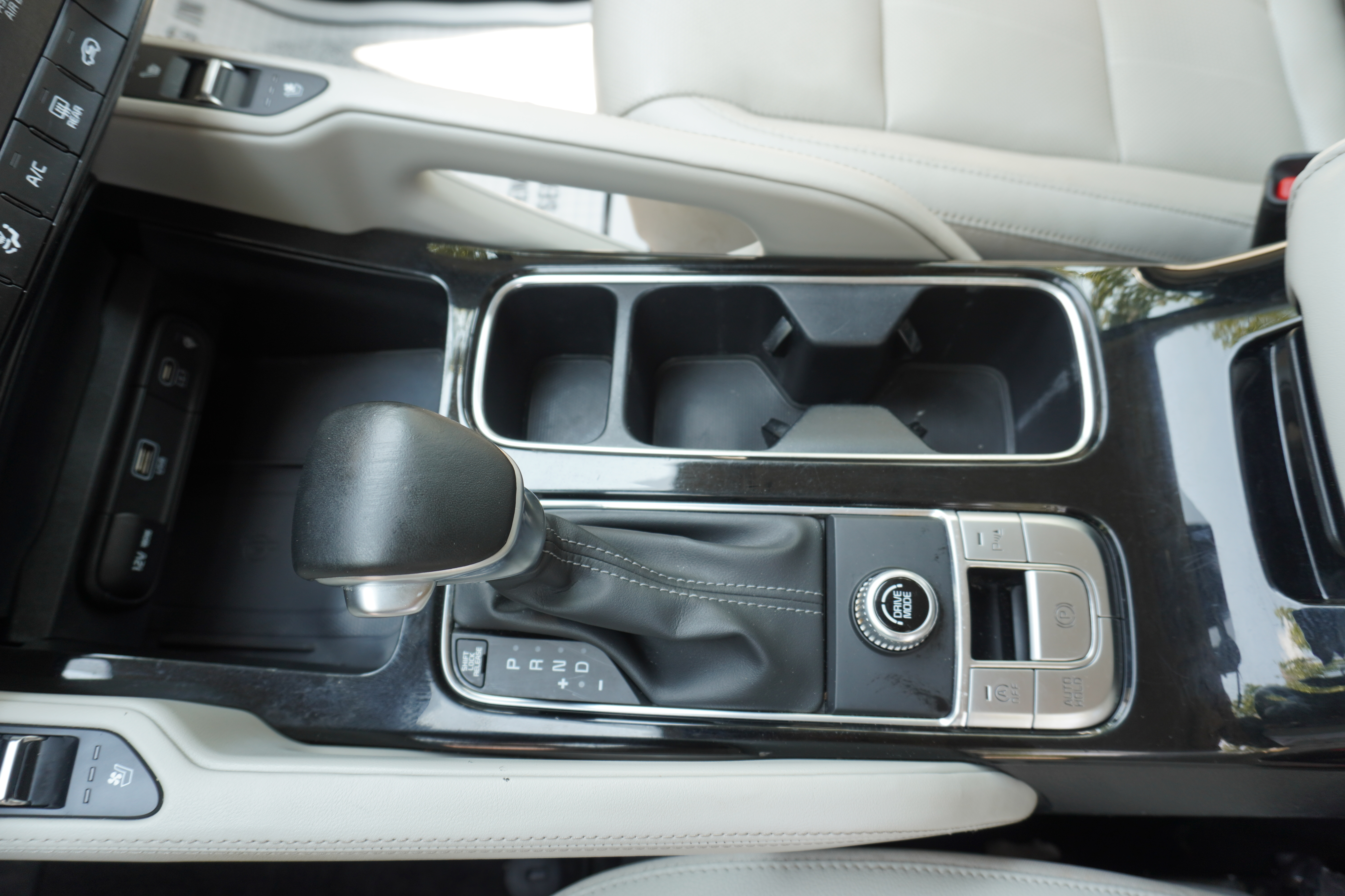 Used 2023 Kia Telluride EX w/ EX Captain's Chair Package FWD image 9