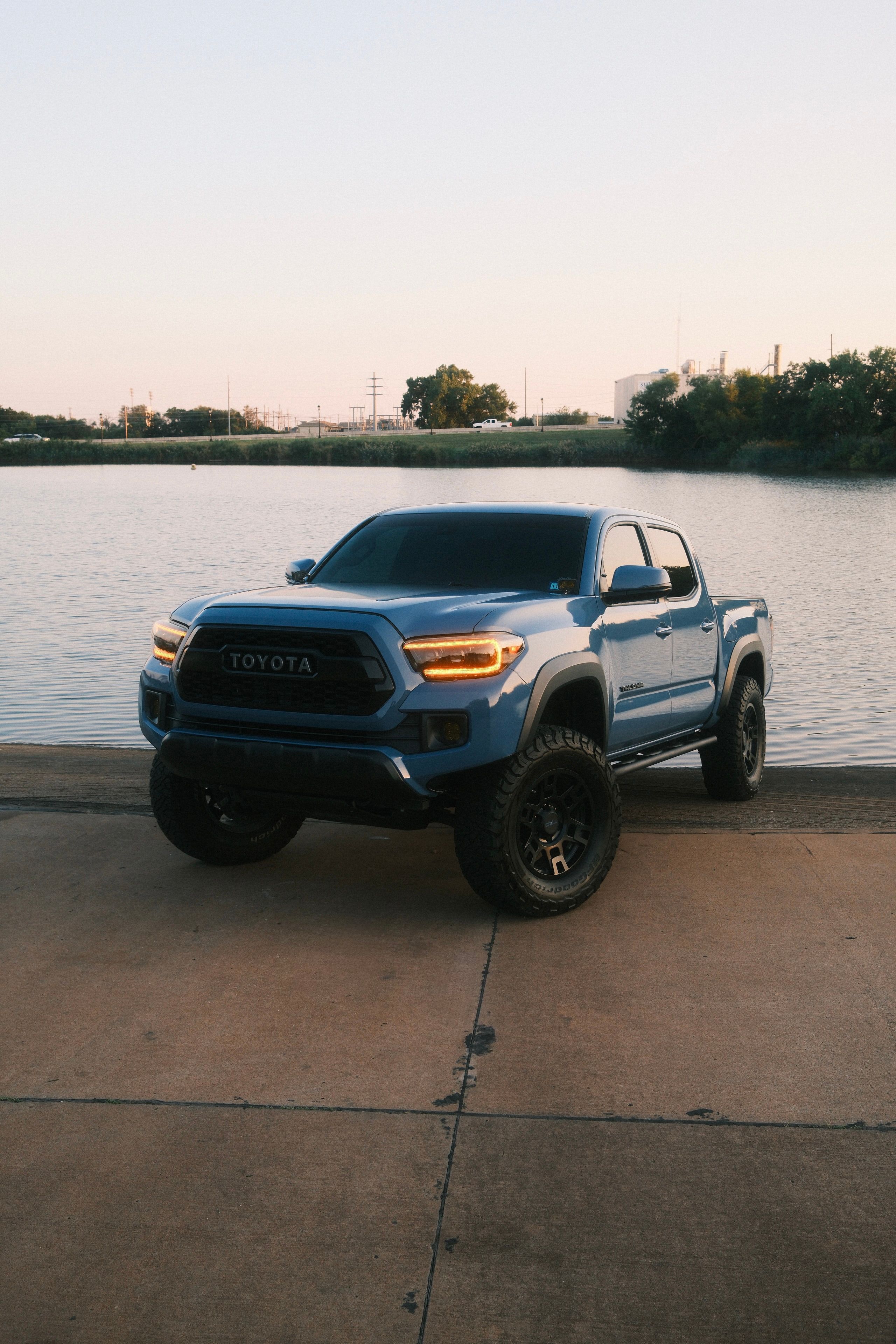 Used 2019 Toyota Tacoma TRD Off-Road w/ Technology Package AWD/4WD image 2