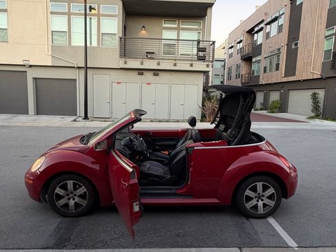 Used 2006 Volkswagen Beetle Convertible w/ Package 1 image 1