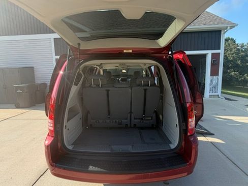 Used 2010 Chrysler Town & Country LX w/ PWR Convenience Group FWD image 6