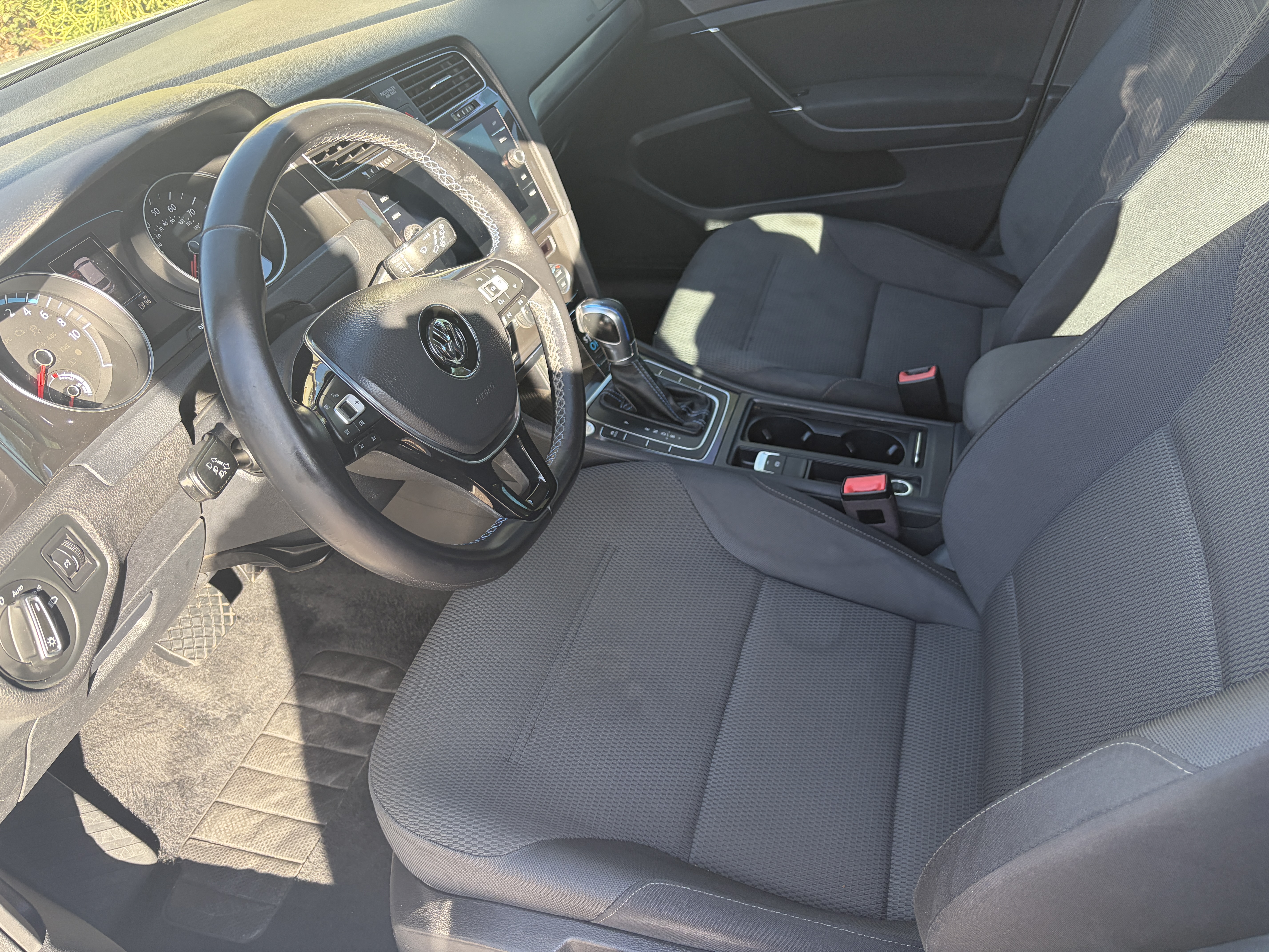 Used 2017 Volkswagen e-Golf SE FWD image 10