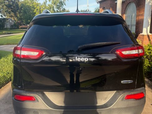 Used 2017 Jeep Cherokee Latitude image 4