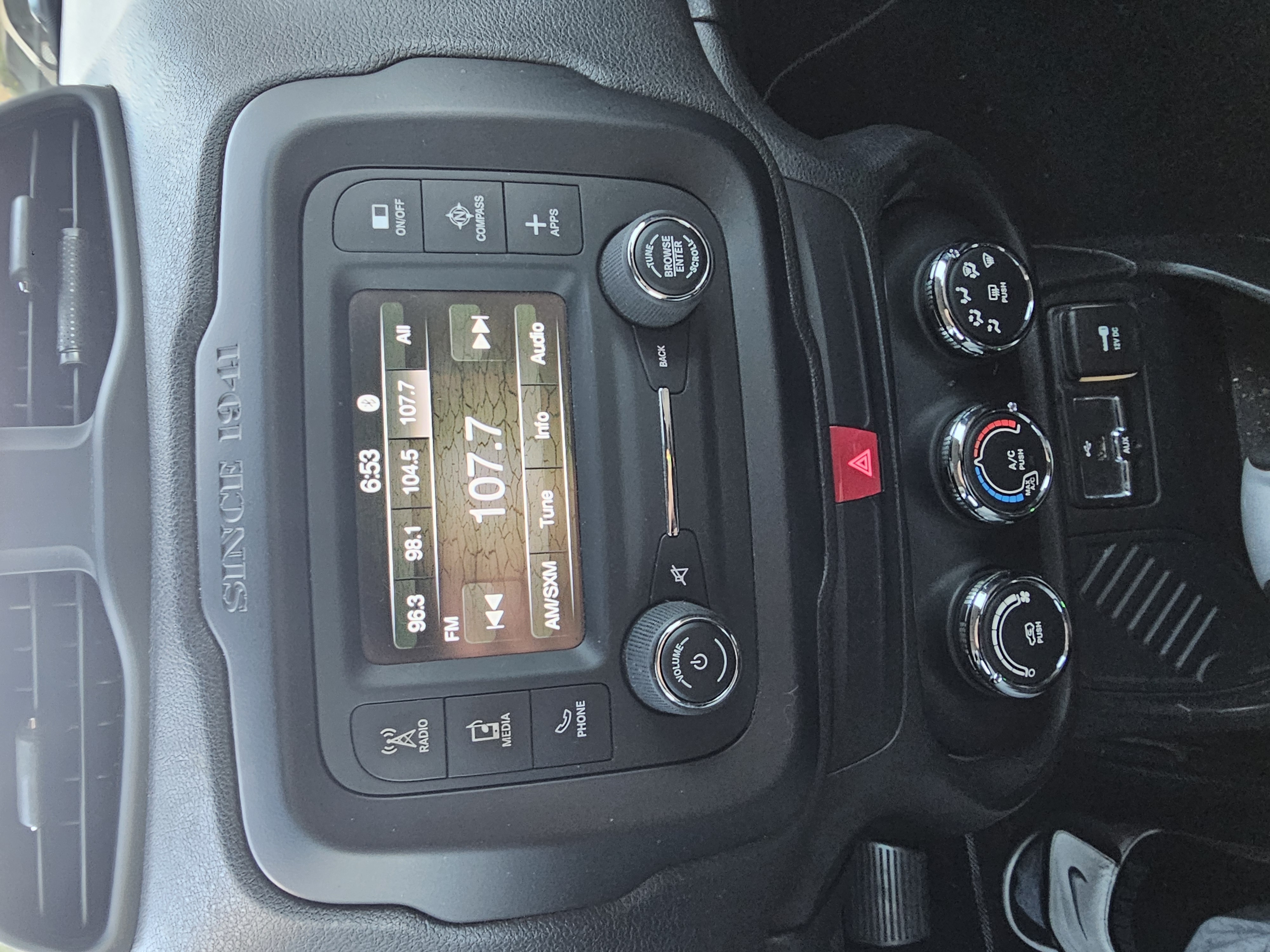 Used 2016 Jeep Renegade Latitude FWD image 16