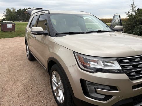 Used 2017 Ford Explorer Limited image 1