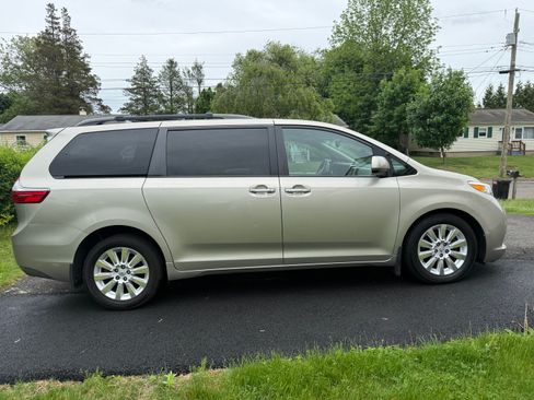 Used 2015 Toyota Sienna XLE Premium AWD/4WD image 4