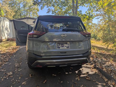 Used 2023 Nissan Rogue SL w/ SL Premium Package image 2