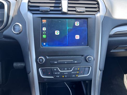 Used 2018 Ford Fusion SE w/ Fusion SE Technology Package FWD image 12