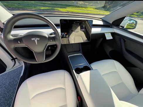 Used 2024 Tesla Model Y Long Range image 13