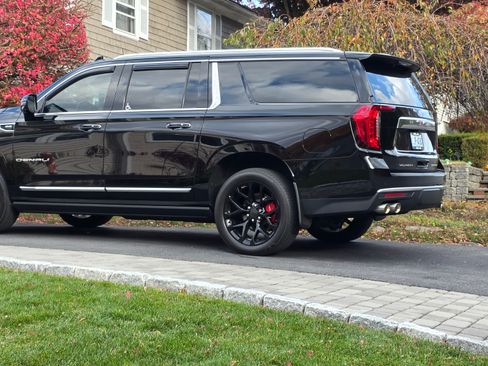 Used 2023 GMC Yukon XL Denali image 8