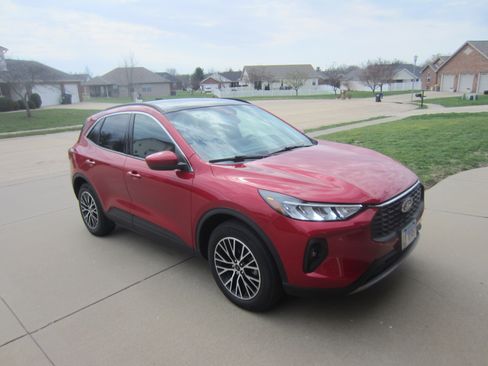 Used 2023 Ford Escape SE w/ Class II Trailer Tow Package image 8