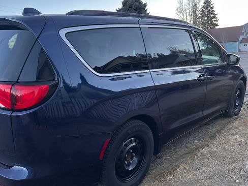 Used 2020 Chrysler Voyager Lxi image 2