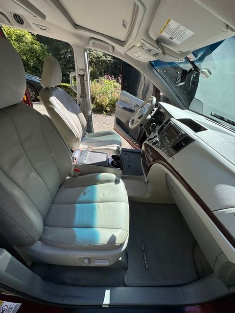 Used 2014 Toyota Sienna XLE w/ XLE Premium Package AWD/4WD image 11