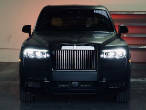 Used 2021 Rolls-Royce Cullinan Black Badge image 1