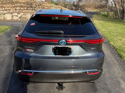 Used 2023 Toyota Venza XLE image 10