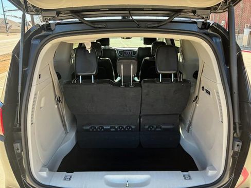 Used 2019 Chrysler Pacifica Limited image 17