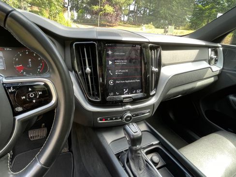 Used 2020 Volvo XC60 T5 Momentum AWD/4WD image 14