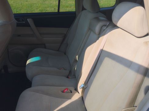 Used 2012 Toyota Highlander FWD w/ Tech Pkg image 15