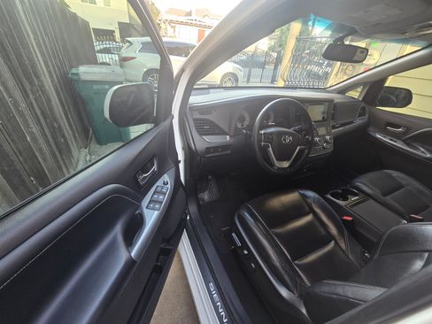 Used 2015 Toyota Sienna SE Premium image 6