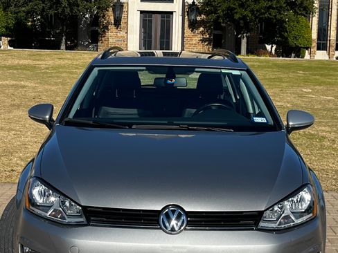 Used 2017 Volkswagen Golf SE image 2